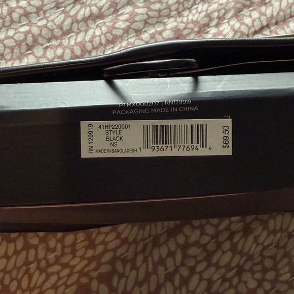 Tommy Hilfiger Hanging Travel Kit – Black with Signature Stripe - Picture 10 of 12